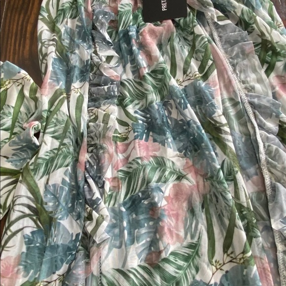 Pretty little thing Hawaiian bikini set and skirt - Picture 9 of 11